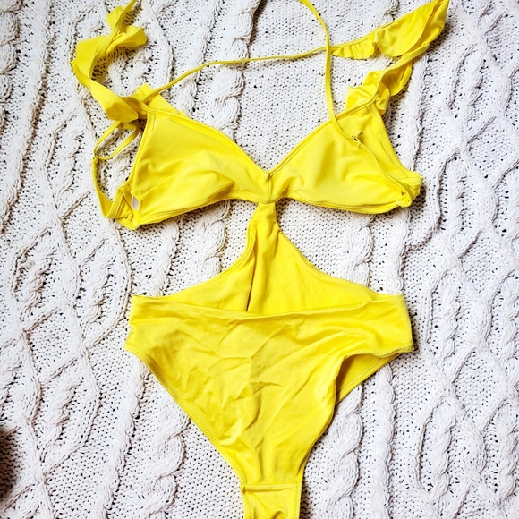 Gorgeous yellow ruffle swimsuit one piece - Picture 4 of 7